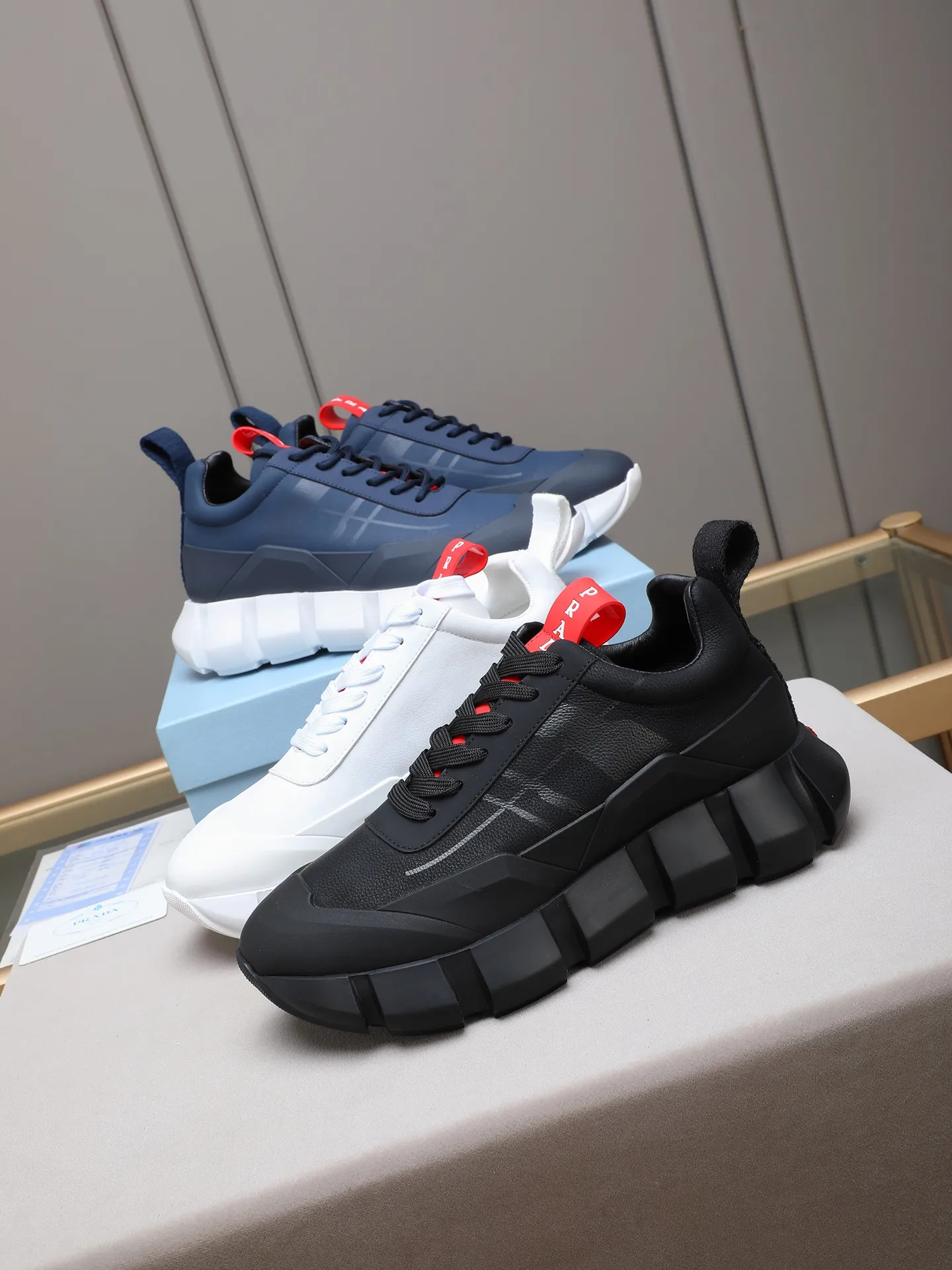 Men's shoes 💰500 PRADA/Prada men's lace-up casual sports shoes, the upper is made of imported first-layer calfskin, soft, comfortable and breathable ➕ washed sheepskin! The tongue is decorated with the PRADA brand letter logo. The rubber thick sole echoes the red label tongue. The style is fashionable and elegant. The details are carefully crafted. A casual sports shoe with a super western style and excellent breathability!  Size: 38-44 (45 46 customized)